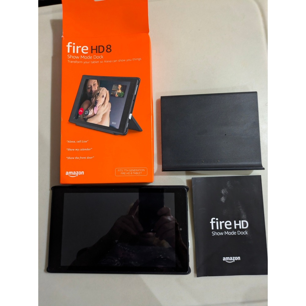 Amazon Fire HD 8 (7th Gen) 32 GB, Wi-Fi, 8 in - Black + SHOW mode Dock Bundle